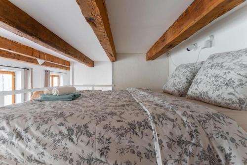 - une chambre avec un grand lit et deux oreillers dans l'établissement Le Mistral - 2 min du Vieux Port sur Rue Piétonne - Les Frères de la Loc', à Marseille