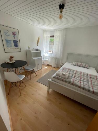 Postel nebo postele na pokoji v ubytování Gemütliche Wohnung am Tor zum Schwarzwald