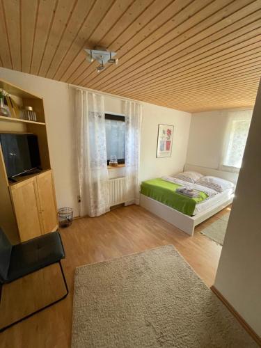 Postel nebo postele na pokoji v ubytování Gemütliche Wohnung am Tor zum Schwarzwald