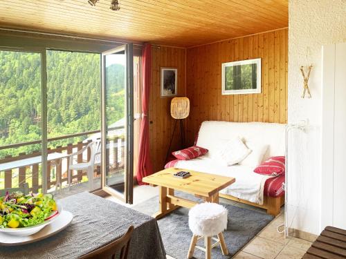 une chambre avec un lit et une table avec un bol de salade dans l'établissement Edelweiss, à Aillon-le-Jeune