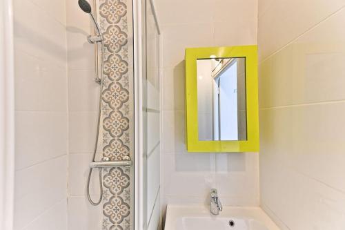 une salle de bain avec un lavabo, un miroir et une douche dans l'établissement Magnifique appartement Neuf Rose Paris 14ème, à Paris