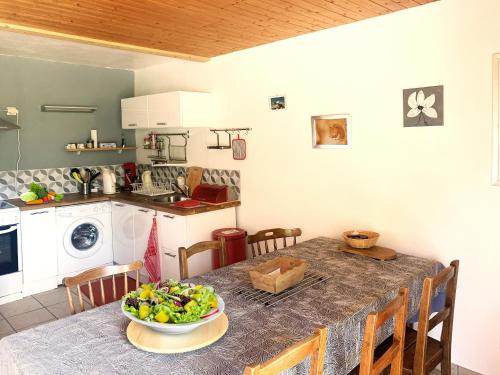 une cuisine avec une table avec un bol de fruits dessus dans l'établissement Edelweiss, à Aillon-le-Jeune