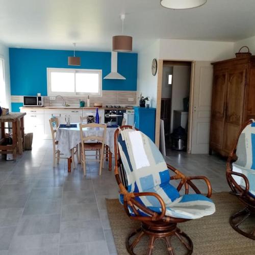 une cuisine et une salle à manger avec une table et des chaises dans l'établissement villa nenette vue mer location à la semaine, à Veulettes-sur-Mer