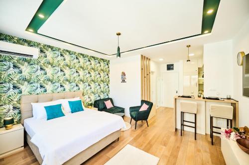 une chambre avec un lit et un bureau et une cuisine dans l'établissement Pine 2 apartment in the center, à Trebinje