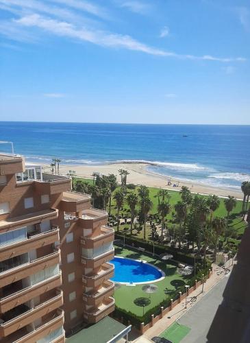 ein Blick auf den Strand vom Balkon eines Resorts in der Unterkunft Apartamentos D&D VISTAMAR 1 línea in Castellón de la Plana