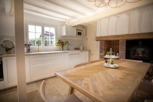 Afbeelding uit fotogalerij van La Longère avec Piscine in Saint-Martin-le-Gaillard