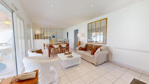 un salon avec un canapé et une table dans l'établissement Fleur de Sel, à Saint-Gilles-Croix-de-Vie
