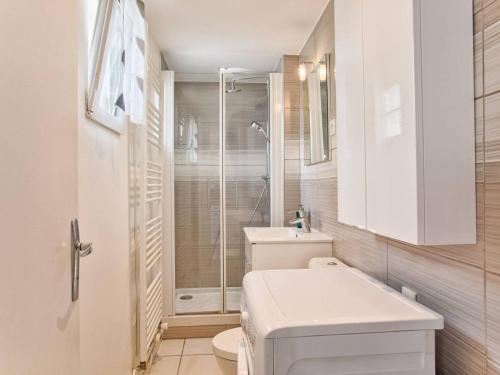 une salle de bain blanche avec toilettes et douche dans l'établissement Maison de vacances familiale près des commerces et plage à Merville Franceville - FR-1-788-10, à Merville-Franceville-Plage