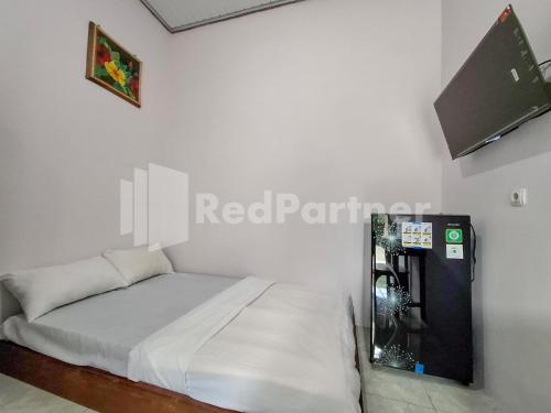 Ένα ή περισσότερα κρεβάτια σε δωμάτιο στο Janoko Guesthouse Syariah RedPartner