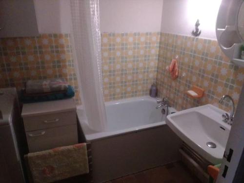 une salle de bain avec une baignoire et un lavabo dans l'établissement Porte du Var, à Saint-Cyr-sur-Mer