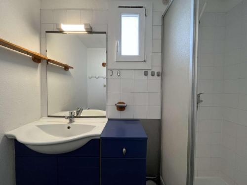 une salle de bain avec un lavabo et un miroir dans l'établissement Maison 4 pièces avec piscine, parking, et lave-vaisselle à Gruissan - FR-1-229-112, à Gruissan