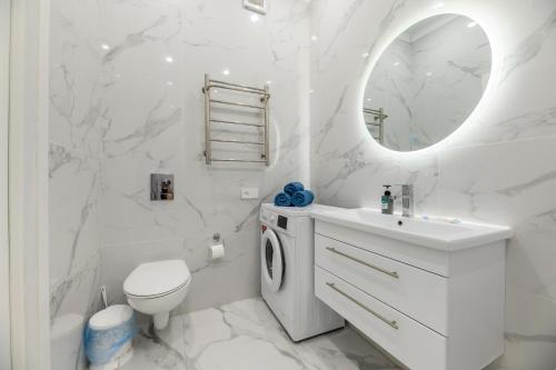 Koupelna v ubytování С видом на горы привлекательная квартира