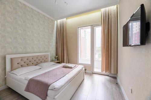 Postel nebo postele na pokoji v ubytování С видом на горы привлекательная квартира