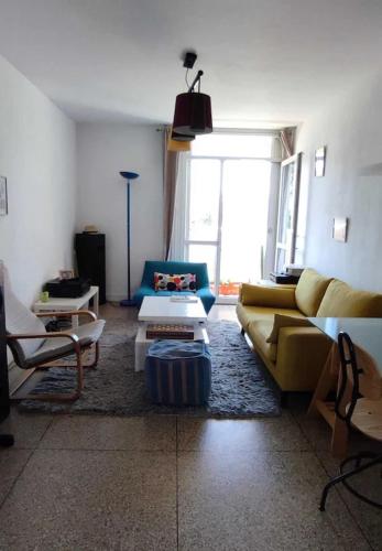 un salon avec un canapé et une table dans l'établissement T3 proche calanque et stade velodrome lumineux et confortable, à Marseille