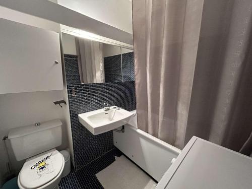 une petite salle de bain avec toilettes et lavabo dans l'établissement Studio climatisé à Port Camargue - 4 couchages, terrasse, piscine, parking, proche plage - FR-1-250-9, au Grau-du-Roi