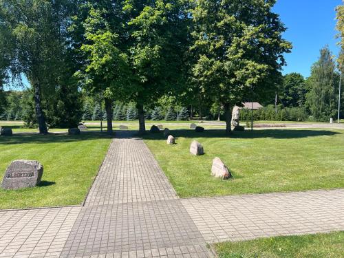 a walkway in a park with rocks in the grass at Mintare in Šveicarija