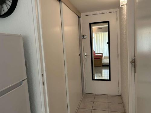 - un couloir avec une porte et un miroir dans la chambre dans l'établissement Studio climatisé à Port Camargue - 4 couchages, terrasse, piscine, parking, proche plage - FR-1-250-9, au Grau-du-Roi