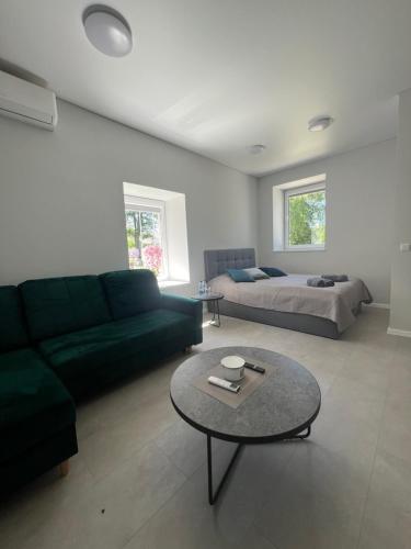 a living room with a couch and a bed and a table at Mintare in Šveicarija