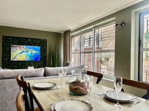 une salle à manger avec une table et un canapé dans l'établissement Le Ciel étoilé, à Calais
