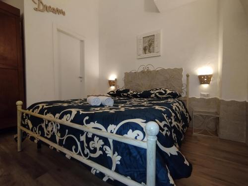 a bedroom with a bed with a blue and white blanket at Joy's Home in Bari