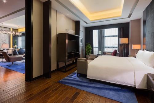 Ein Bett oder Betten in einem Zimmer der Unterkunft Wanda Realm Wuhan