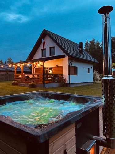 Kolam renang di atau dekat dengan Domek z kominkiem nad jeziorem z jacuzzi ogrodowym