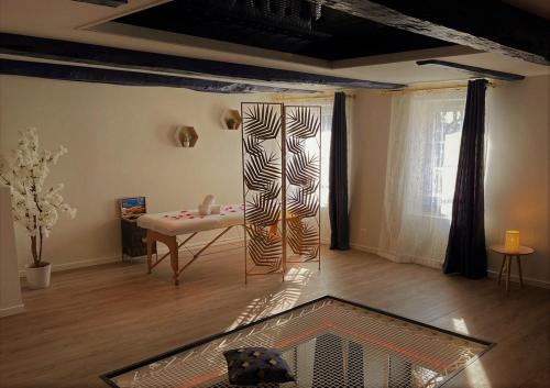 un salon avec une table et une fenêtre dans l'établissement Harmonie Gîte et SPA, à Pleslin-Trigavou