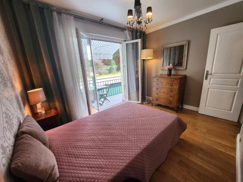 - une chambre avec un lit et une fenêtre avec une terrasse couverte dans l'établissement Tonton Kwice, à Montreuil