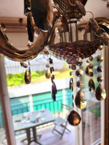 un lustre avec des coquillages et une table dans une pièce dans l'établissement Tonton Kwice, à Montreuil