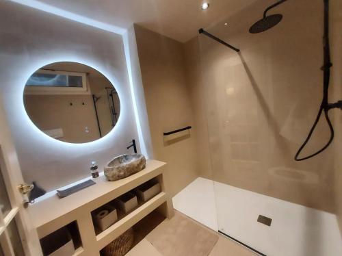 une salle de bain avec une douche, un lavabo et un miroir dans l'établissement Cap d'Antibes, swimming pool, sea, terrasse, à Antibes