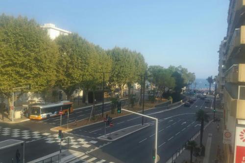 - une vue aérienne sur une rue de la ville avec un bus dans l'établissement STUDIO VUE MER 28m2 200M DE LA PLAGE, à Nice