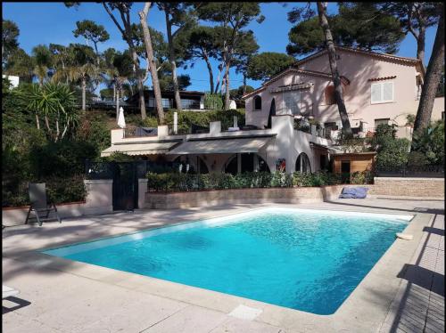 une piscine devant une maison dans l'établissement Cap d'Antibes, swimming pool, sea, terrasse, à Antibes