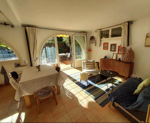 un salon avec une table et un canapé dans l'établissement Cap d'Antibes, swimming pool, sea, terrasse, à Antibes