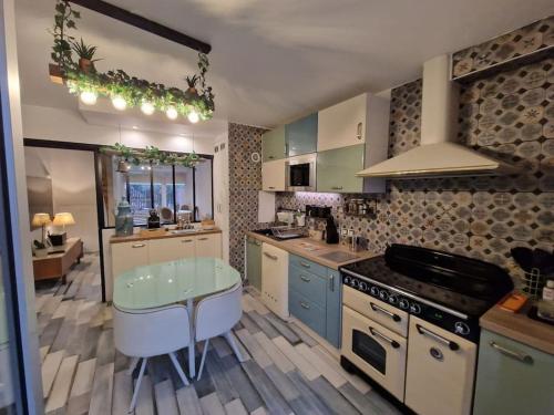 une cuisine avec une table au milieu dans l'établissement Appartement Chic près du Stade de France, à Saint-Ouen