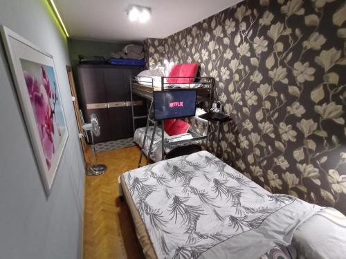 Postel nebo postele na pokoji v ubytování APARTAMENT VENGE -CAŁE MIESZKANIE 46m2 NA WYŁĄCZNOŚĆ - Z JEDNĄ SYPIALNIĄ I JEDNYM SYPIALNO-SALONEM -3 PIĘTRO BEZ WINDY- REZERWACJA BEZ KARTY KREDYTOWEJ-KLIMATYZACJA-NETFLIX-2 ŁÓŻECZKA DZIECIĘCE- BEZPŁATNY PARKING PUBLICZNY