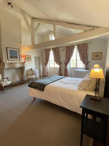 une chambre avec un grand lit dans une pièce dans l'établissement LE CLOS DE LA CATHEDRALE, à Bazas