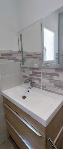 a bathroom with a sink and a mirror at Les Pins du Lac II in Lacoste
