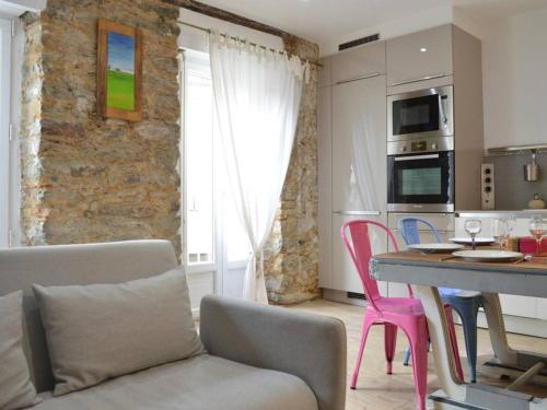 - une cuisine avec une table et des chaises roses dans la chambre dans l'établissement Maison de pêcheur rénovée, 5 couchages, proche plage et commerces, Banyuls-sur-Mer - FR-1-225C-546, à Banyuls-sur-Mer