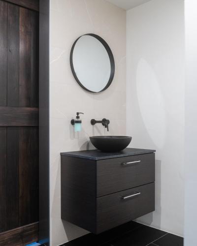 a bathroom with a sink and a mirror at B&B Hartenlust kamer de Hooizolder in Bodegraven