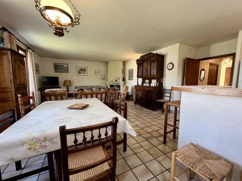 une pièce avec une table et des chaises et une cuisine dans l'établissement Charmante maison 6 pers., 2 chambres, proche plage et commerces, jardin clos, terrasse, barbecue - FR-1-246A-345, à La Cotinière