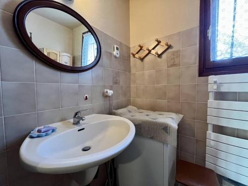 une salle de bain avec un lavabo et un miroir dans l'établissement Charmante maison 6 pers., 2 chambres, proche plage et commerces, jardin clos, terrasse, barbecue - FR-1-246A-345, à La Cotinière