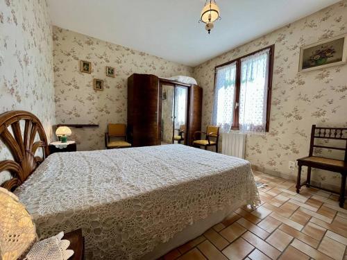 une chambre avec un lit blanc dans une pièce dans l'établissement Charmante maison 6 pers., 2 chambres, proche plage et commerces, jardin clos, terrasse, barbecue - FR-1-246A-345, à La Cotinière