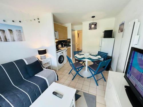 un salon avec un canapé et une table dans l'établissement 