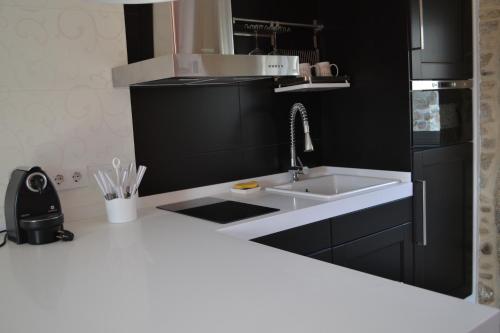a kitchen with a sink and a counter top at Casa de Moreira in Calo