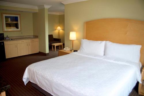 Postel nebo postele na pokoji v ubytování Holiday Inn Express Hotel & Suites Vacaville by IHG