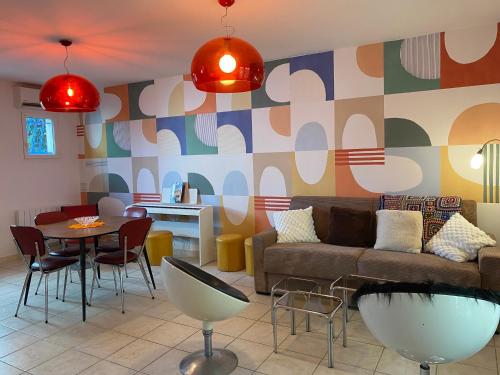 un salon avec un canapé et une table dans l'établissement Inspiration maison entière avec jardin, à Pernes-les-Fontaines