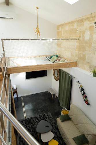 un salon avec un bureau au mur dans l'établissement A Casa Nostra - Gîte insolite - 2-4 personnes - Piscine - Spa - Détente, à Tauriac