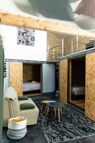 un salon avec un canapé et une table dans l'établissement A Casa Nostra - Gîte insolite - 2-4 personnes - Piscine - Spa - Détente, à Tauriac