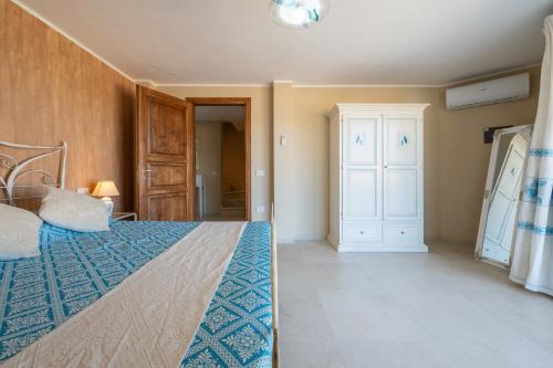 a bedroom with a large bed with a blue blanket at Villachiadream in Chia