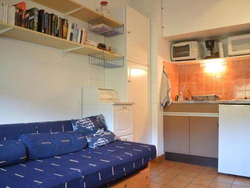 un salon avec un canapé bleu dans une cuisine dans l'établissement Studio avec terrasse, accès plage, parking. Animaux acceptés - FR-1-225C-5, à Cerbère